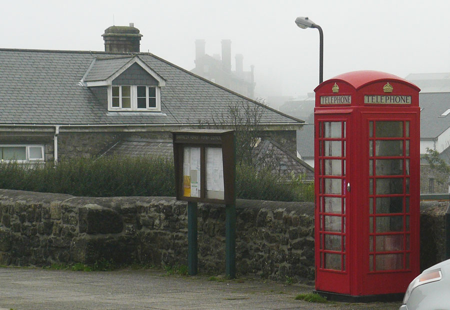Telefooncel in Princetown, gevangenis op de achtergrond