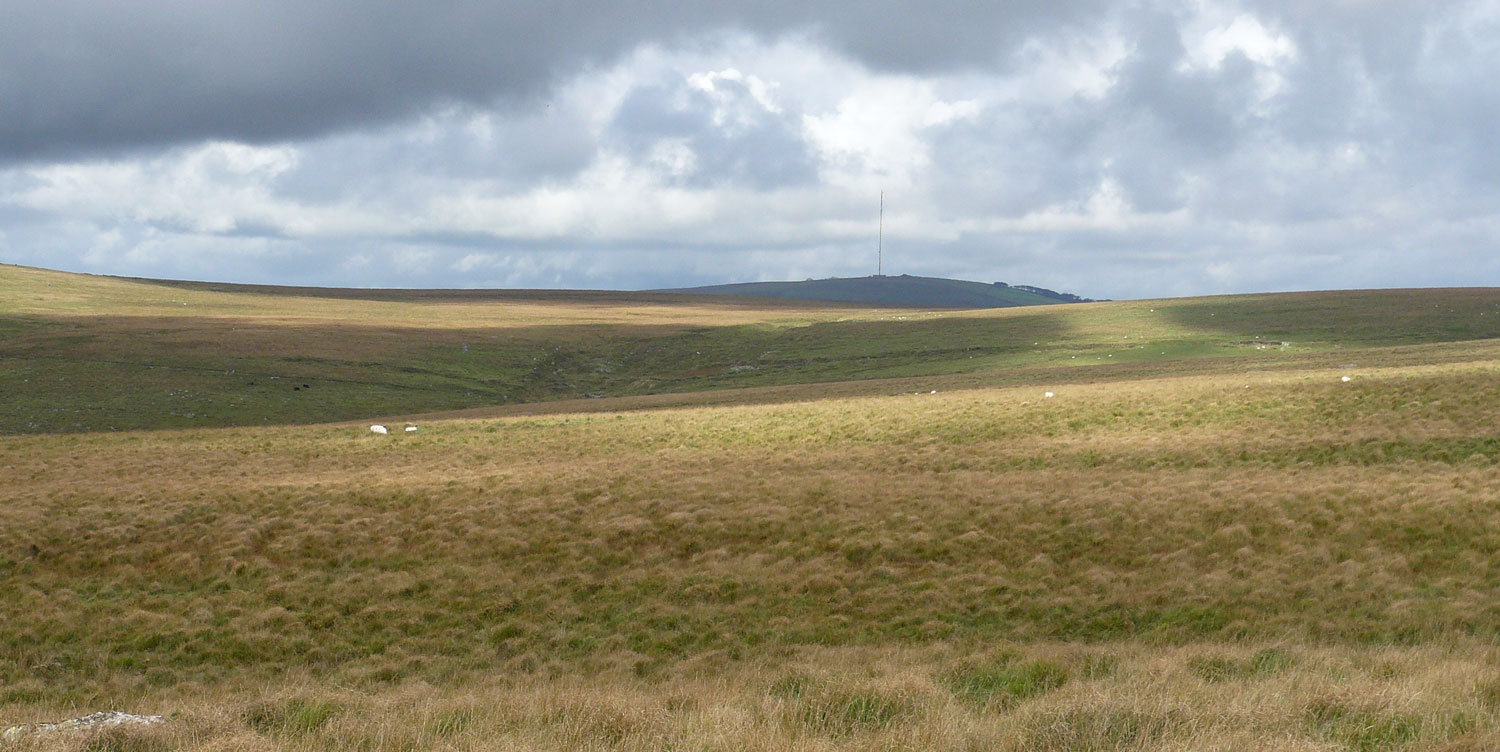 North Hessory Tor met de tv-mast vanaf Langcombe